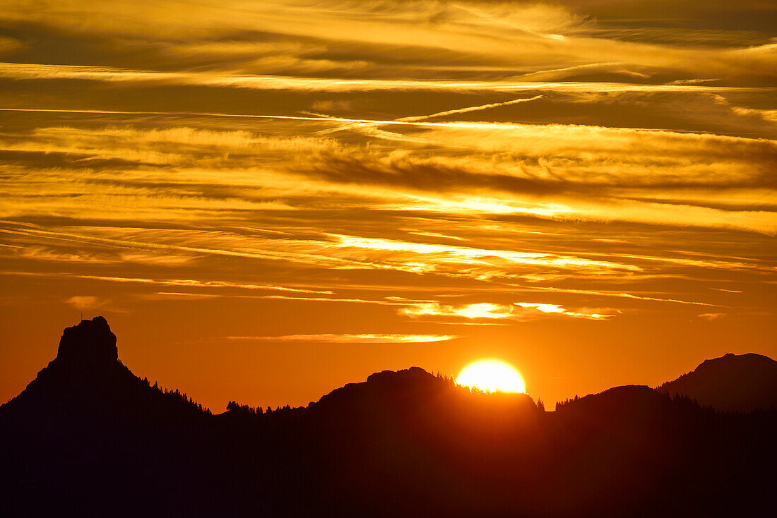 Sonnenaufgang über der Kampenwand, Hochries, Chiemgauer Alpen, Chiemgau, Oberbayern, Bayern, Deutschland