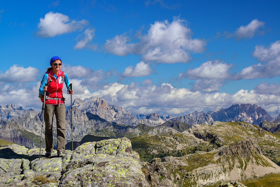 Frau wandert auf Wanderweg mit Tofana und Monte Cristallo im Hintergrund, Trans-Lagorai, Lagorai-Höhenweg, Lagorai, Dolomiten, UNESCO Welterbe Dolomiten, Trentino, Italien