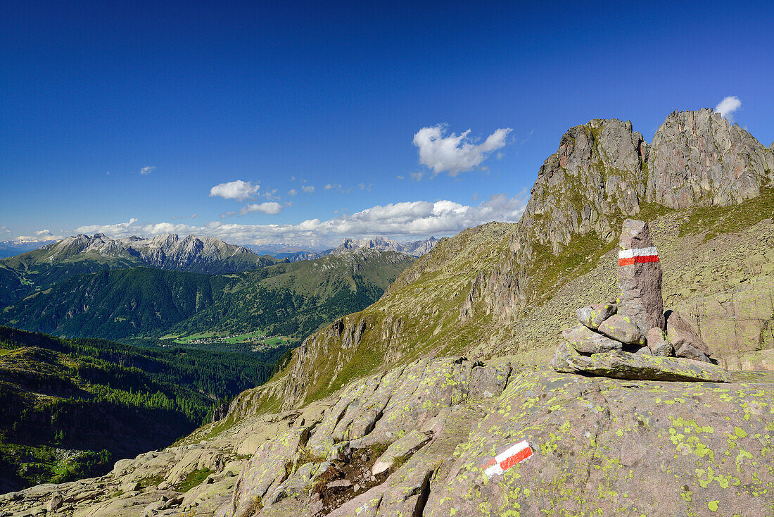 Wanderweg mit Markierung und Latemar-Gruppe im Hintergrund, Trans-Lagorai, Lagorai-Höhenweg, Lagorai, Dolomiten, UNESCO Welterbe Dolomiten, Trentino, Italien