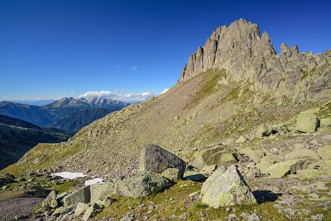 Felsformation nahe Forcella Valon mit Latemar-Gruppe im Hintergrund, Trans-Lagorai, Lagorai-Höhenweg, Lagorai, Dolomiten, UNESCO Welterbe Dolomiten, Trentino, Italien