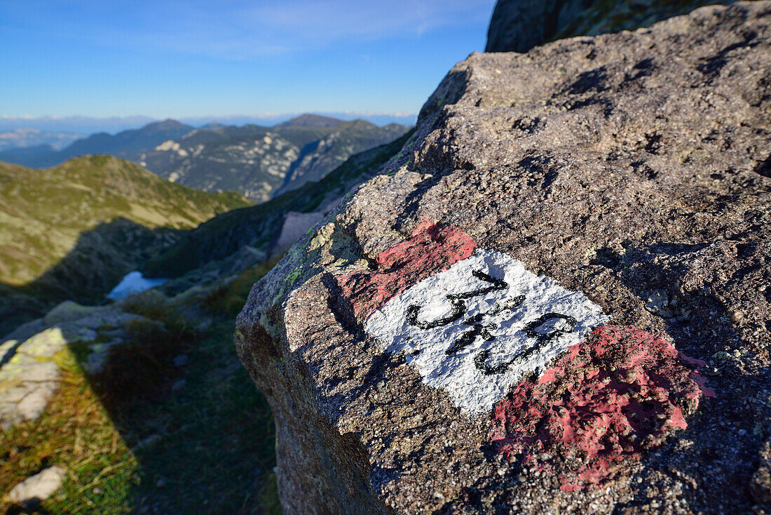 Wegmarkierung auf Felsen, Berge im Hintergrund, Trans-Lagorai, Lagorai-Höhenweg, Lagorai, Dolomiten, UNESCO Welterbe Dolomiten, Trentino, Italien