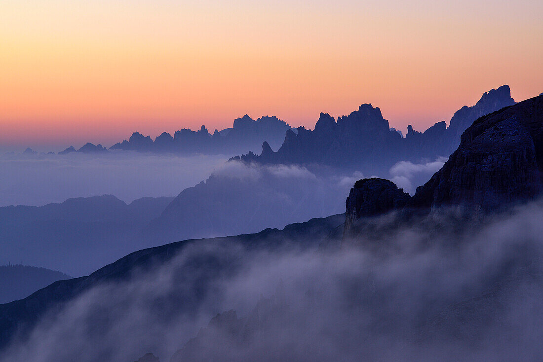 Nebelstimmung mit Felszacken der Dolomiten, Auronzo-Hütte, Drei Zinnen, Dolomiten, UNESCO Welterbe Dolomiten, Venezien, Venetien, Italien