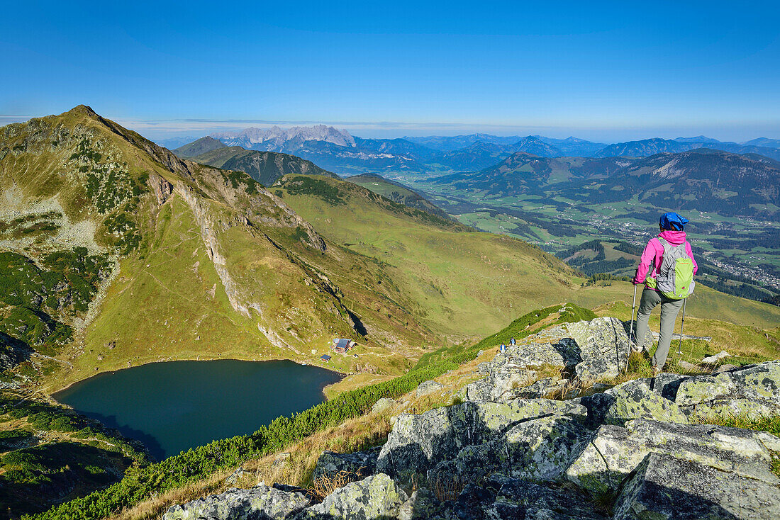 Frau beim Wandern blickt auf Wildseeloder, Wildsee und Kaisergebirge, Henne, Kitzbüheler Alpen, Tirol, Österreich