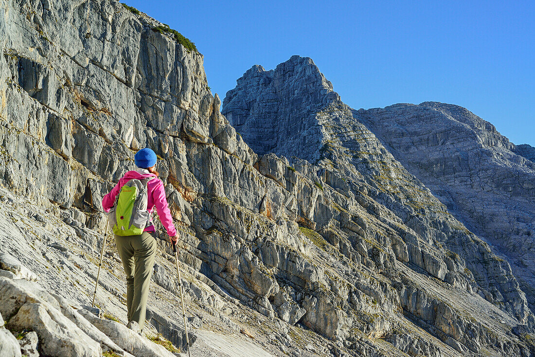 Frau wandert auf Rothorn zu, Nurracher Höhenweg, Ulrichshorn, Loferer Steinberge, Tirol, Österreich