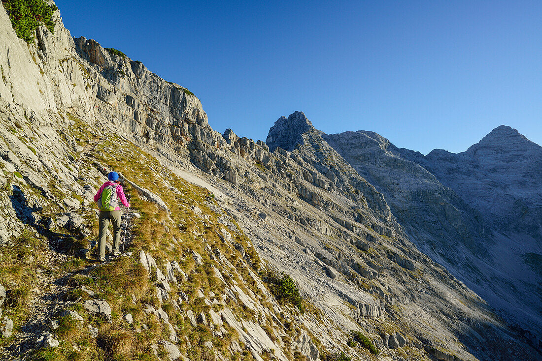 Frau wandert auf Rothorn und Mitterhorn zu, Nurracher Höhenweg, Ulrichshorn, Loferer Steinberge, Tirol, Österreich