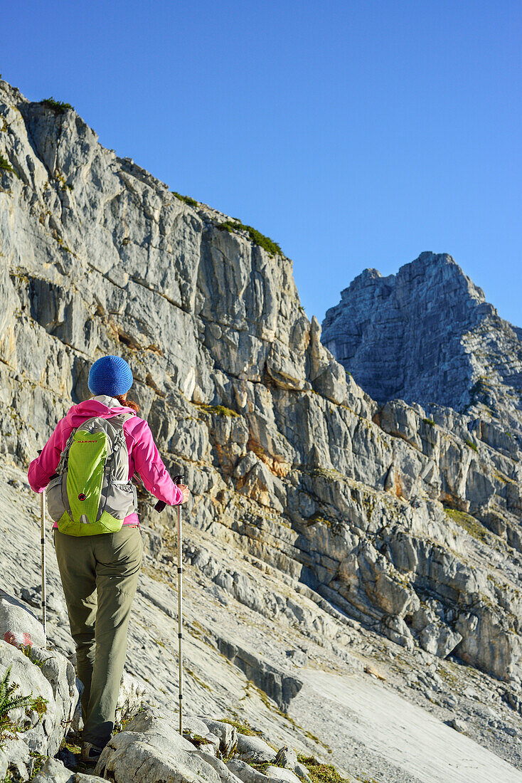 Frau wandert auf Rothorn zu, Nurracher Höhenweg, Ulrichshorn, Loferer Steinberge, Tirol, Österreich
