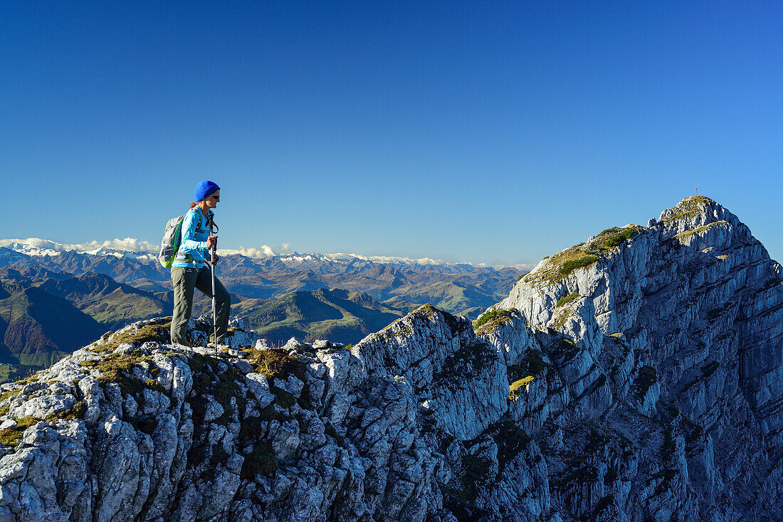 Frau wandert über Grat mit Großvenediger im Hintergrund, Nurracher Höhenweg, Ulrichshorn, Loferer Steinberge, Tirol, Österreich