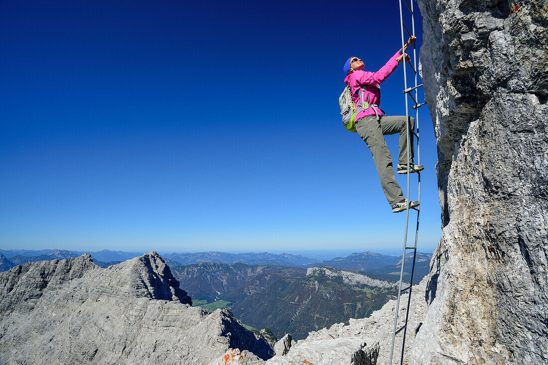 Frau steigt über Leiter zum Mitterhorn auf, Nurracher Höhenweg, Mitterhorn, Loferer Steinberge, Tirol, Österreich