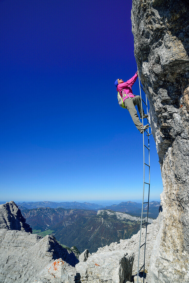 Frau steigt über Leiter zum Mitterhorn auf, Nurracher Höhenweg, Mitterhorn, Loferer Steinberge, Tirol, Österreich