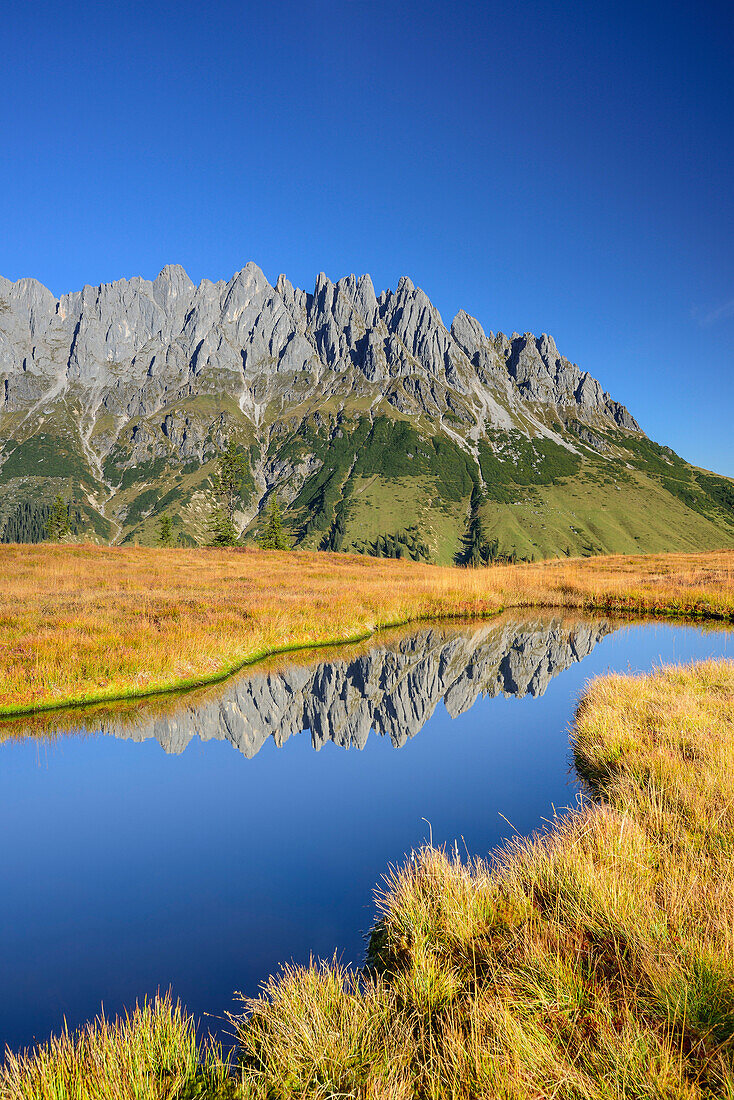 Mandlwand am Hochkönig spiegelt sich in Bergsee, Berchtesgadener Alpen, Salzburg, Österreich