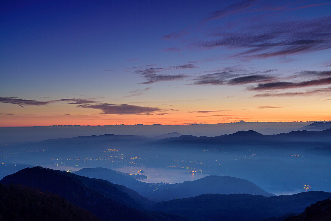 Blick auf Lago d'Orta und Cottische Alpen im Hintergrund, Blick vom Mottarone, Piemont, Italien