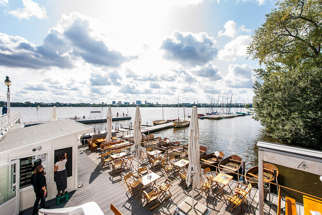 Schiffanleger und Restaurant an der Außenalster, Hamburg, Deutschland