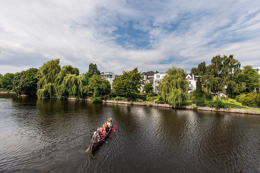 Boot auf einem Alsterkanal, Hamburg, Deutschland