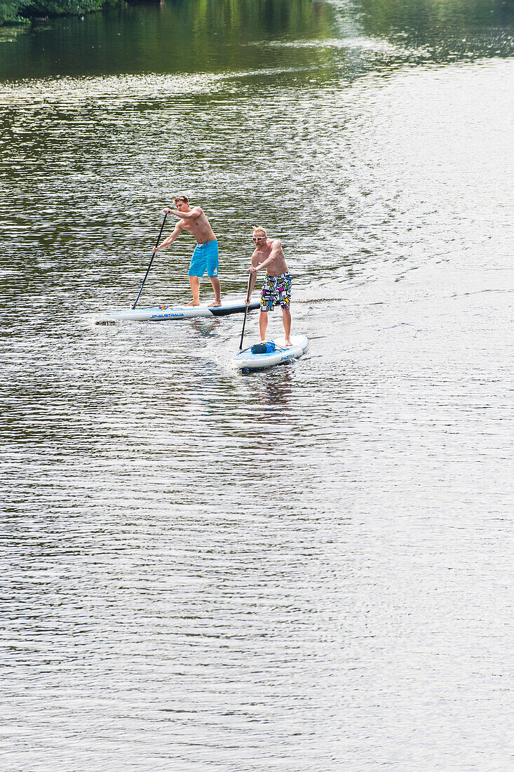 Zwei Stehpaddler auf der Alster, Hamburg, Deutschland