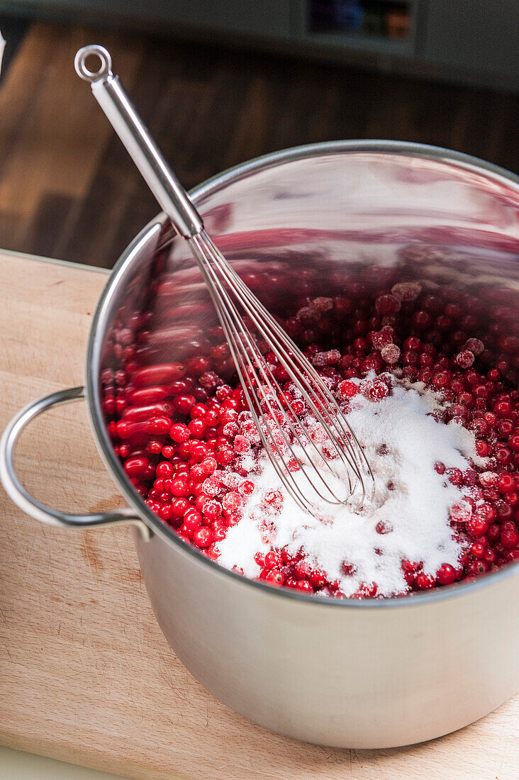 Zucker und Beeren in einem Kochtopf, Marmelade kochen, Hamburg, Deutschland