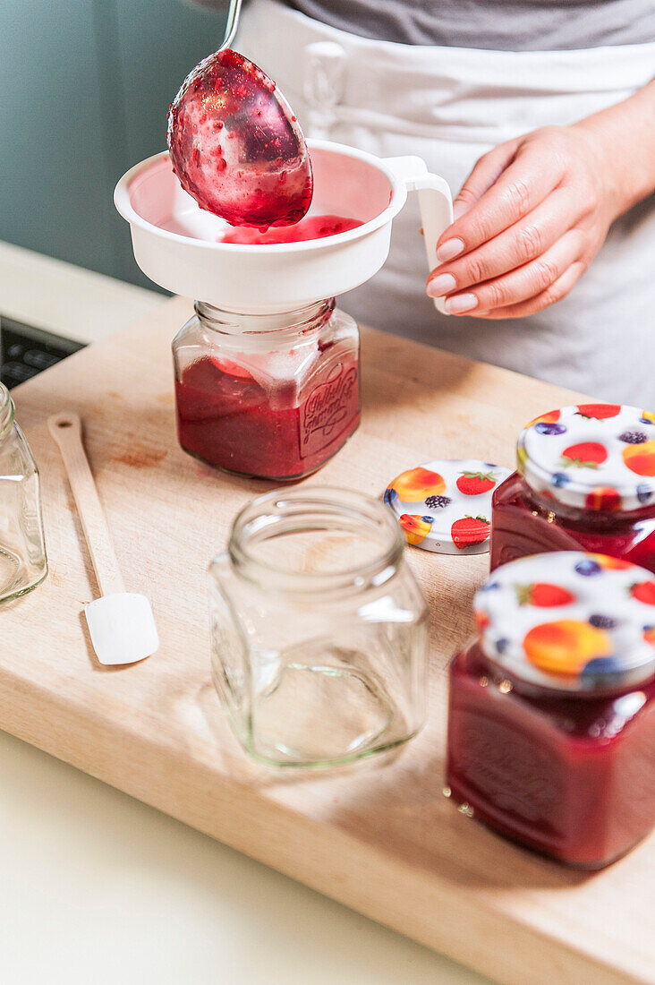 Marmelade wird in Gläser abgefüllt, Hamburg, Deutschland