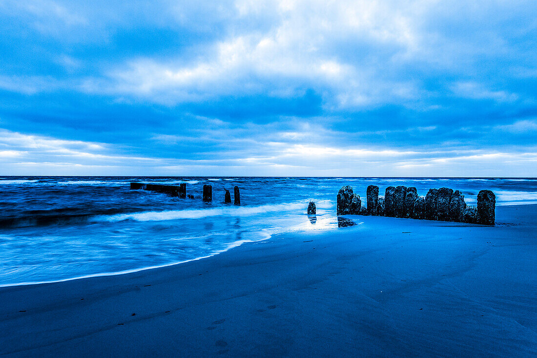 Buhnen am Strand in der Dämmerung, Kampen, Sylt, Schleswig-Holstein, Deutschland