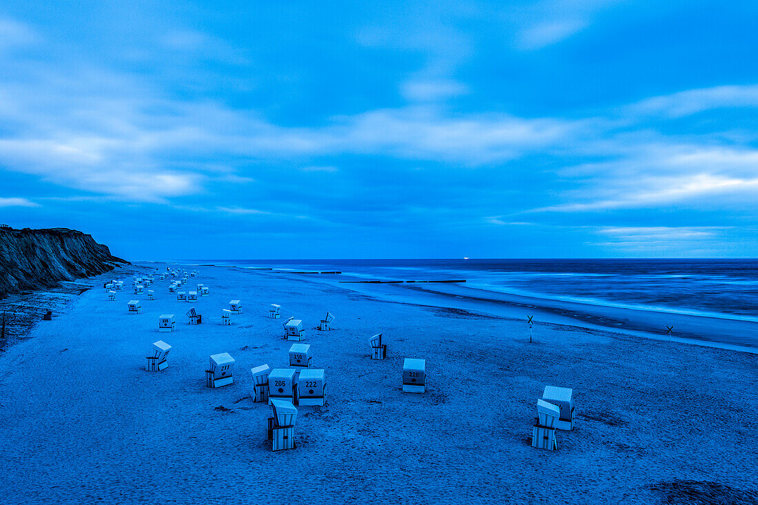 Strandkörbe am Strand in der Dämmerung, Kampen, Sylt, Schleswig-Holstein, Deutschland