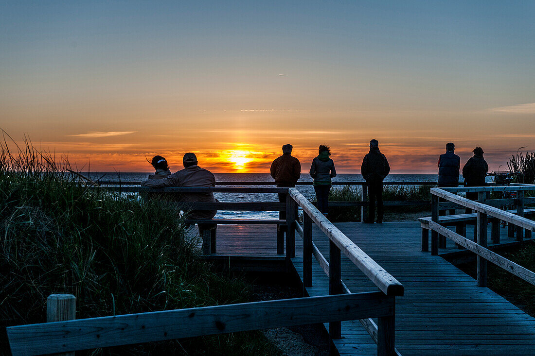 Personen betrachten Sonnenuntergang am Strand, Kampen, Sylt, Schleswig-Holstein, Deutschland