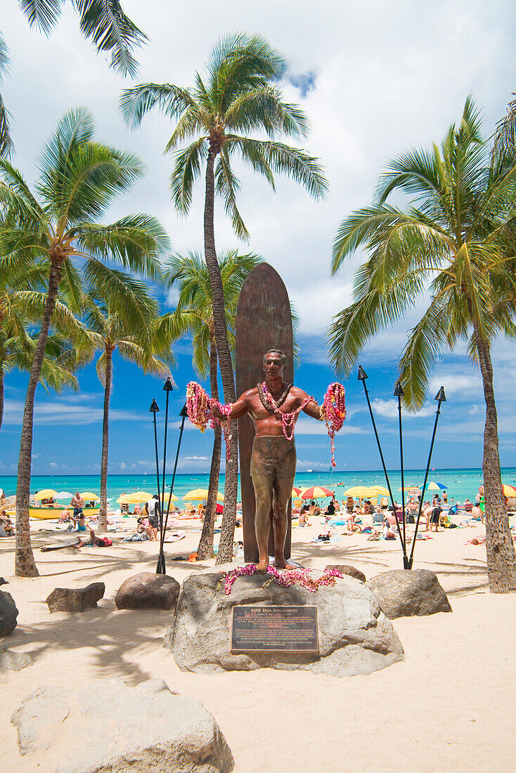 Hawaii, Oahu, Waikiki, Duke Kahanamoku Statue In Front Of Kuhio Beach Park.