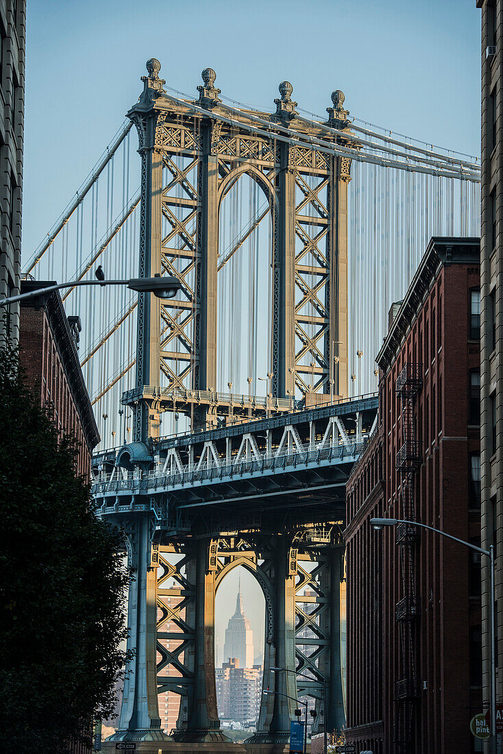 Manhattan Bridge und Empire State Building, Dumbo, Brooklyn, New York, USA