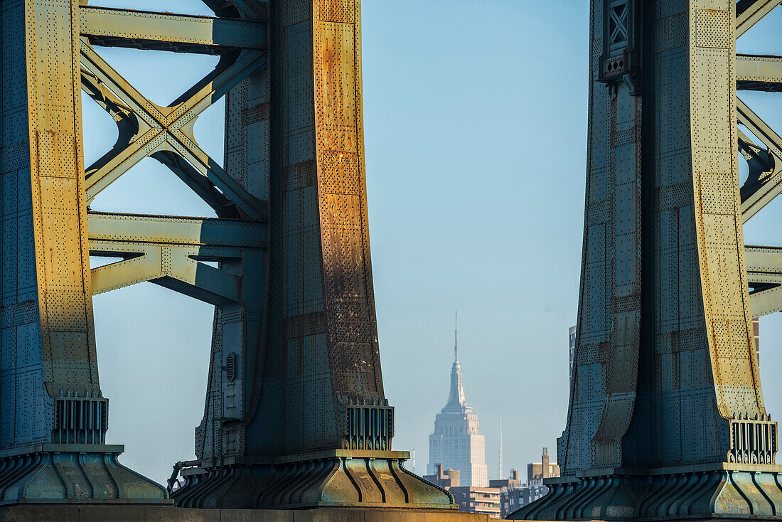 Manhattan Bridge und Empire State Building, Dumbo, Brooklyn, New York, USA