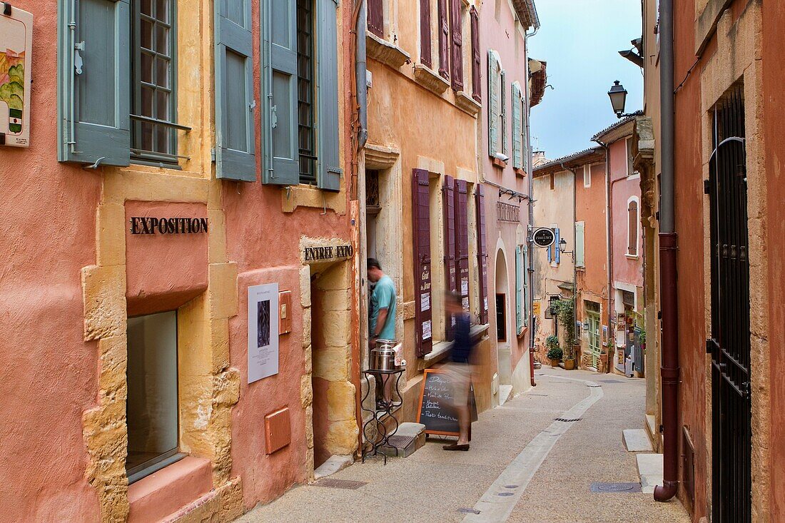 Street of the ochre coloured village of Roussillon, Natural Regional Park of Luberon, Vaucluse department, Provence Alpes Cote d'Azur region. France.