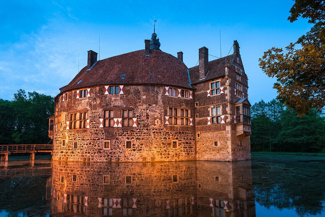 The illuminated moated castle of Vischering, Luedinghausen, North Rhine-Westphalia, Germany, Europe