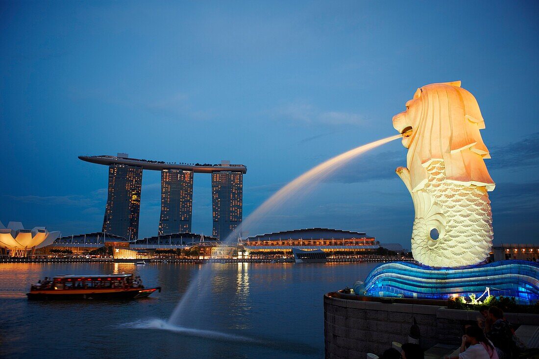 Merlion statue with Marina Bay Sands Hotel at the background, Singapore.