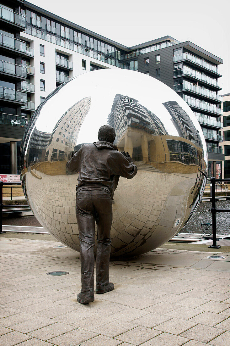 'Abstract Modern Sculpture In The Waterfront Area, Near The Royal Armouries, Leeds, West Yorkshire, England, Uk.&#Xa;(C) Marc Jackson/Axiom'