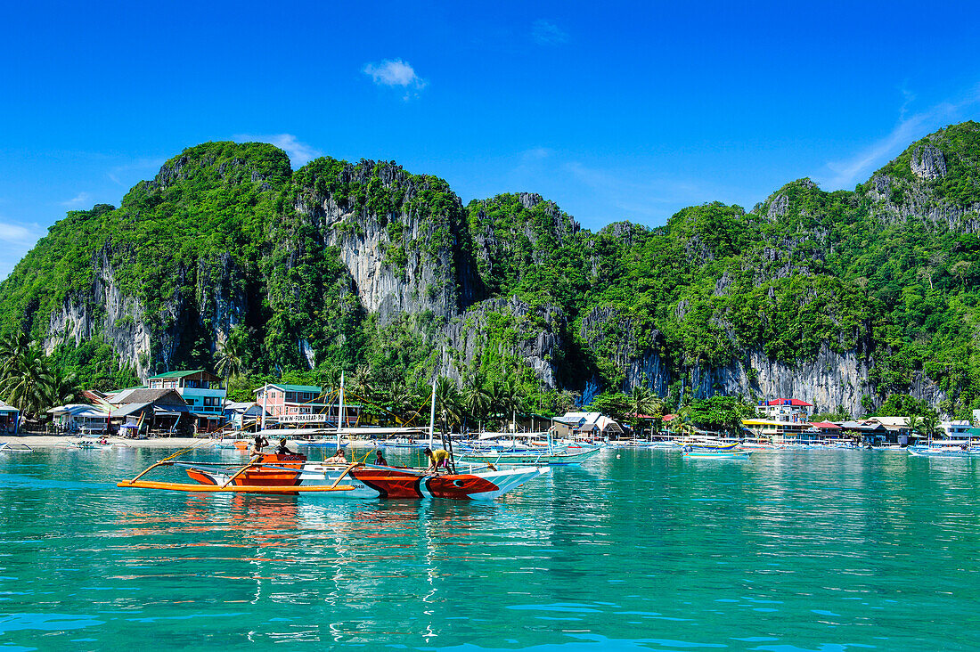 The bay of El Nido with outrigger boats, Bacuit Archipelago, Palawan, Philippines, Southeast Asia, Asia