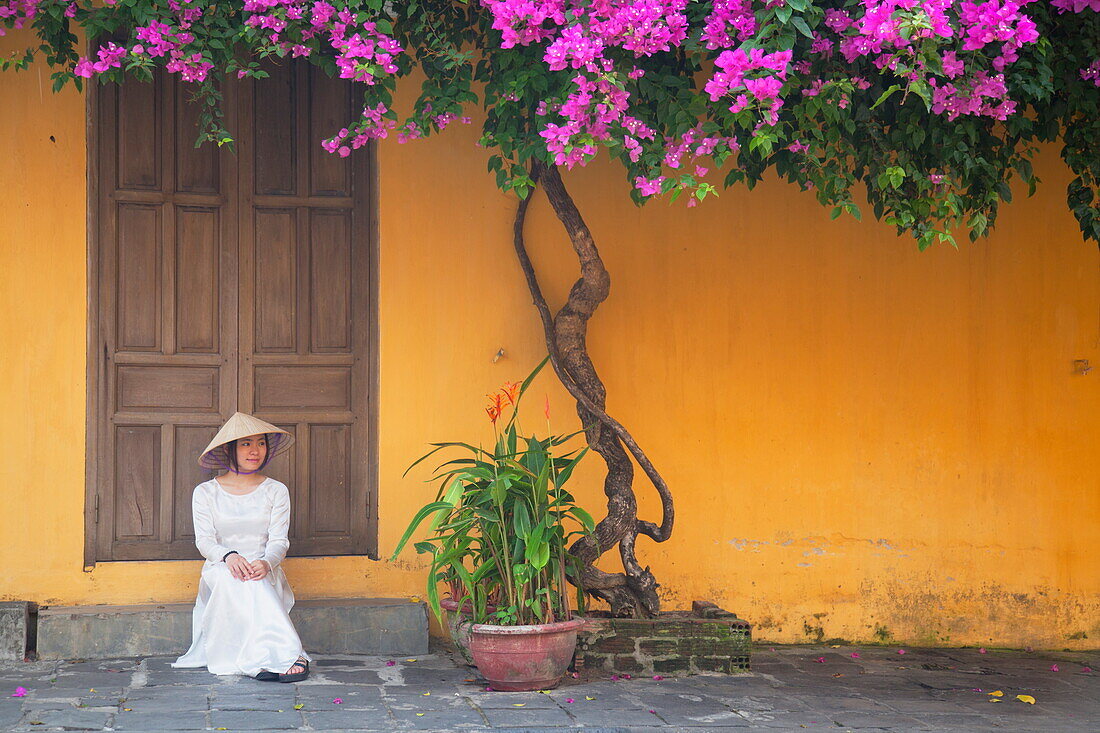 Woman wearing Ao Dai dress, Hoi An, UNESCO World Heritage Site, Quang Nam, Vietnam, Indochina, Southeast Asia, Asia