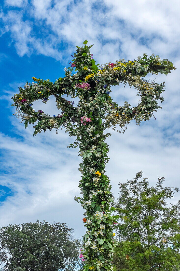 Maypole decorated with flowers in celebration of Midsummer's Day, Sweden's most celebrated festival, Sweden, Scandinavia, Europe