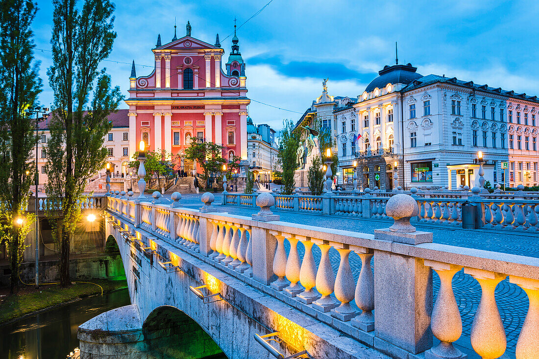 Franciscan Church of the Annunciation and bridge over the Ljubljanica River, Ljubljana, Slovenia, Europe