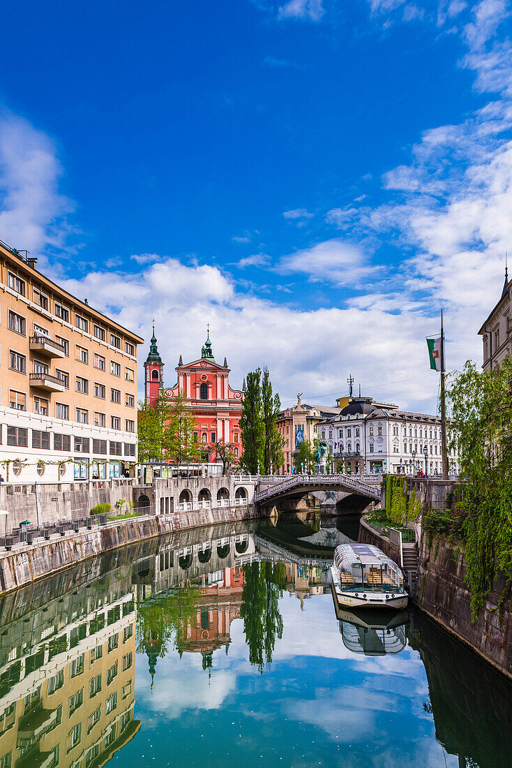 Ljubljana triple bridge (Tromostovje) and Franciscan Church of the Annunciation reflected in Ljubljanica River, Ljubljana, Slovenia, Europe