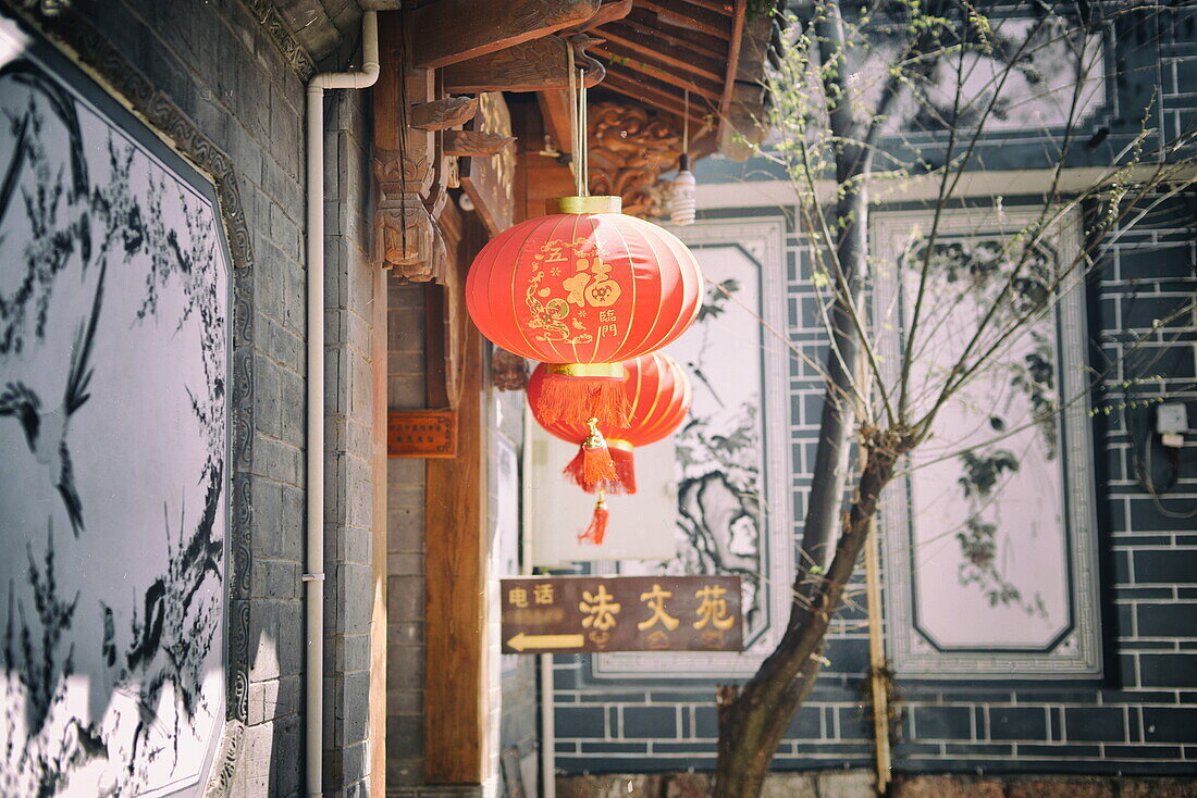 Chinese lanterns and wall paintings in an alley of Lijiang's Old Town, UNESCO World Heritage Site, Lijiang, Yunnan, China, Asia