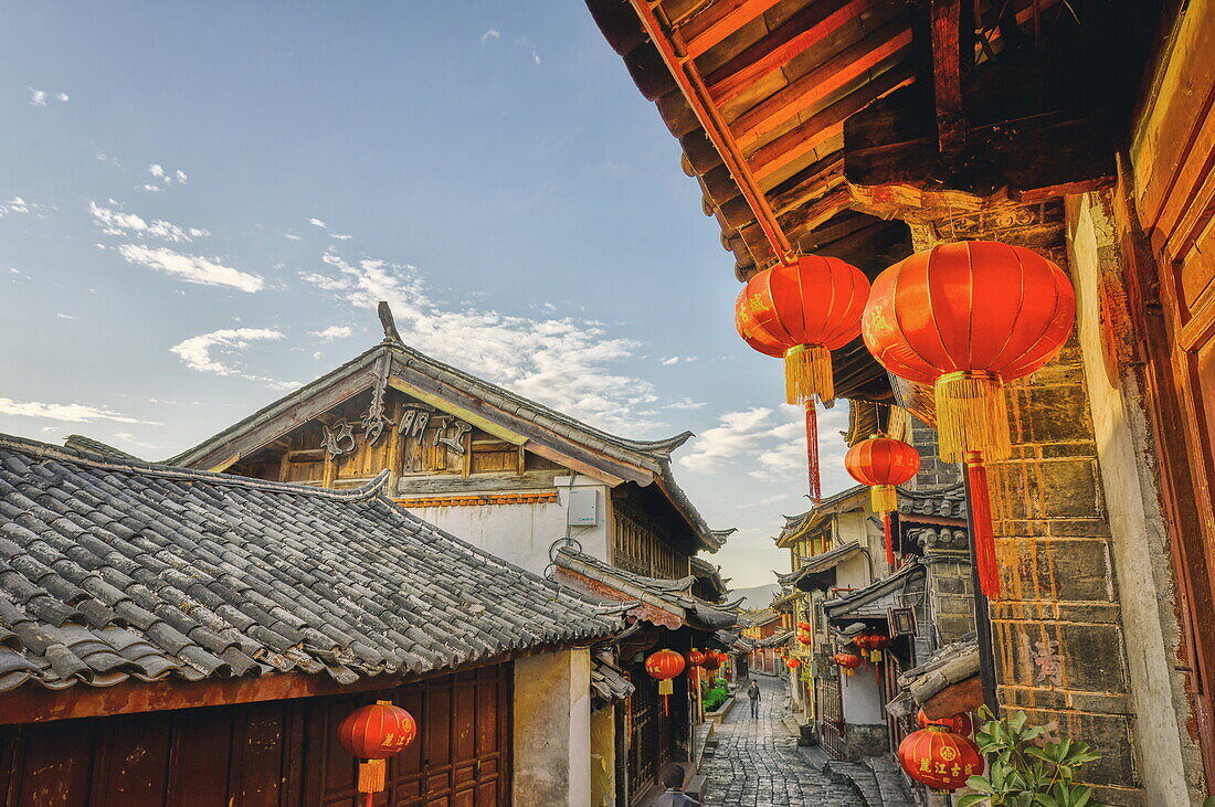 In the mornings, Lijiang is mostly sleeping and the stores are still closed, Lijiang, Yunnan, China, Asia