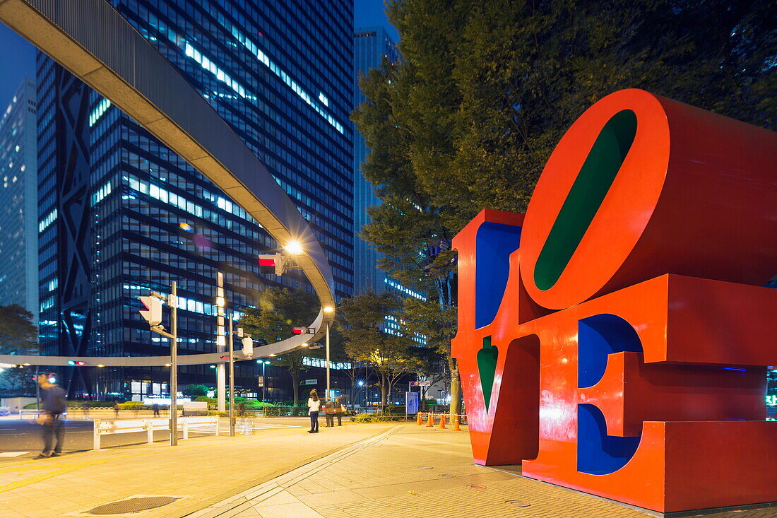 Love sculpture by Robert Indiana, Shinjuku, Tokyo, Honshu, Japan, Asia