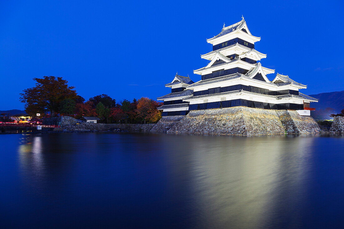 Matsumoto Castle (The Crow Castle) built in 1594, Matsumoto, Nagano Prefecture, Honshu, Japan, Asia