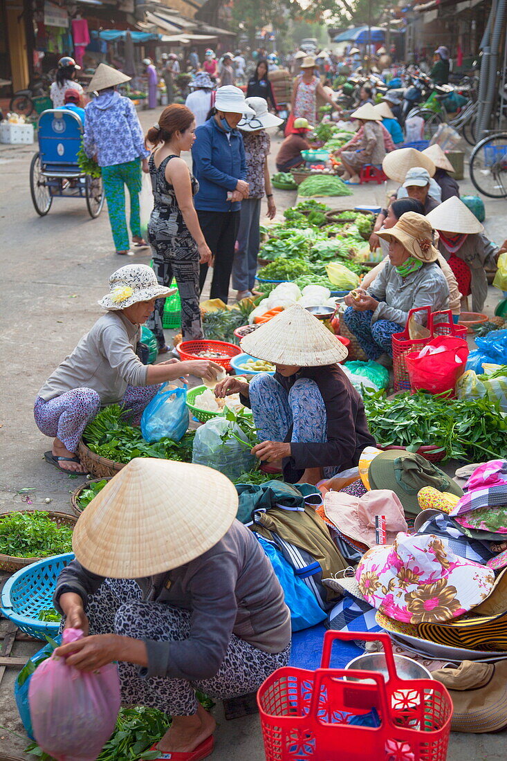 Women selling vegetables at market, Hoi An, Quang Nam, Vietnam, Indochina, Southeast Asia, Asia