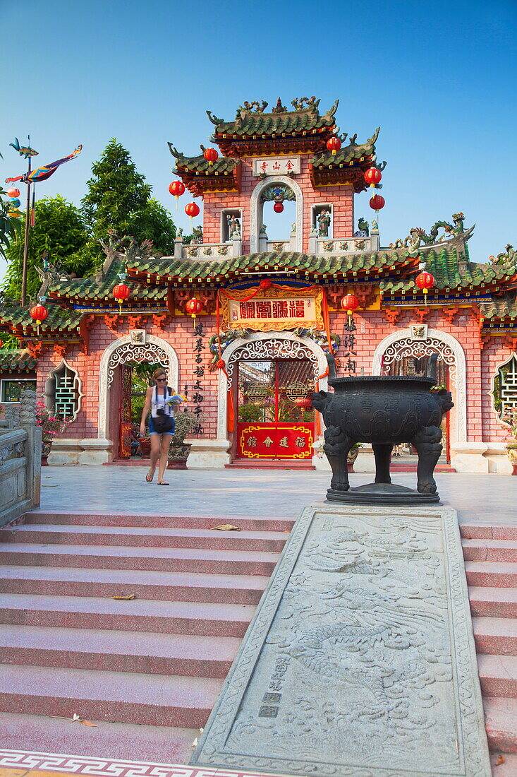 Tourist at Phouc Kien Assembly Hall, Hoi An, UNESCO World Heritage Site, Quang Nam, Vietnam, Indochina, Southeast Asia, Asia