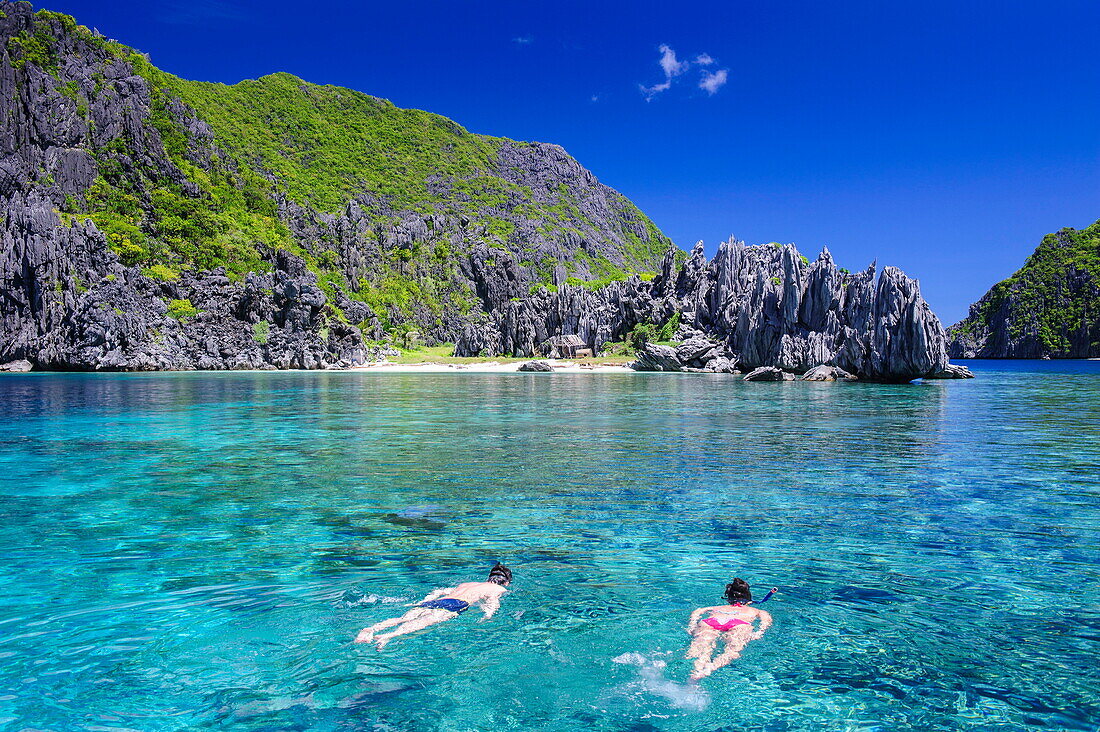 Tourists swimming in the crystal clear water in the Bacuit archipelago, Palawan, Philippines, Southeast Asia, Asia