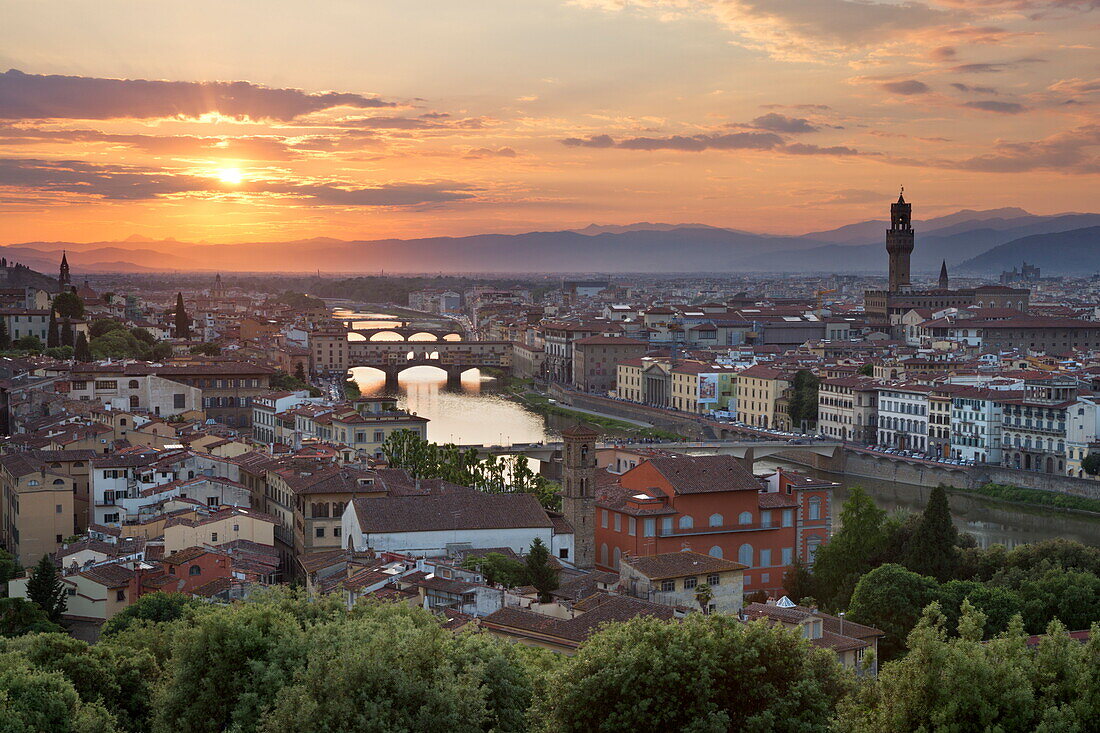 Sunset view over Florence with the Ponte Vecchio and Palazzo Vecchio from Piazza Michelangelo, Florence, UNESCO World Heritage Site, Tuscany, Italy, Europe