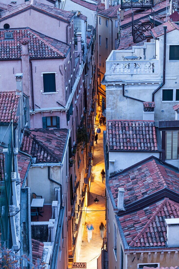 The narrow streets of Venice, UNESCO World Heritage Site, Veneto, Italy, Europe
