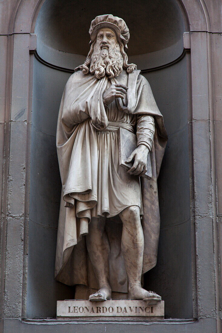 Statue of Leonardo da Vinci  in the Vasari, outside the Uffizi, Florence, UNESCO World Heritage Site, Tuscany, Italy, Europe