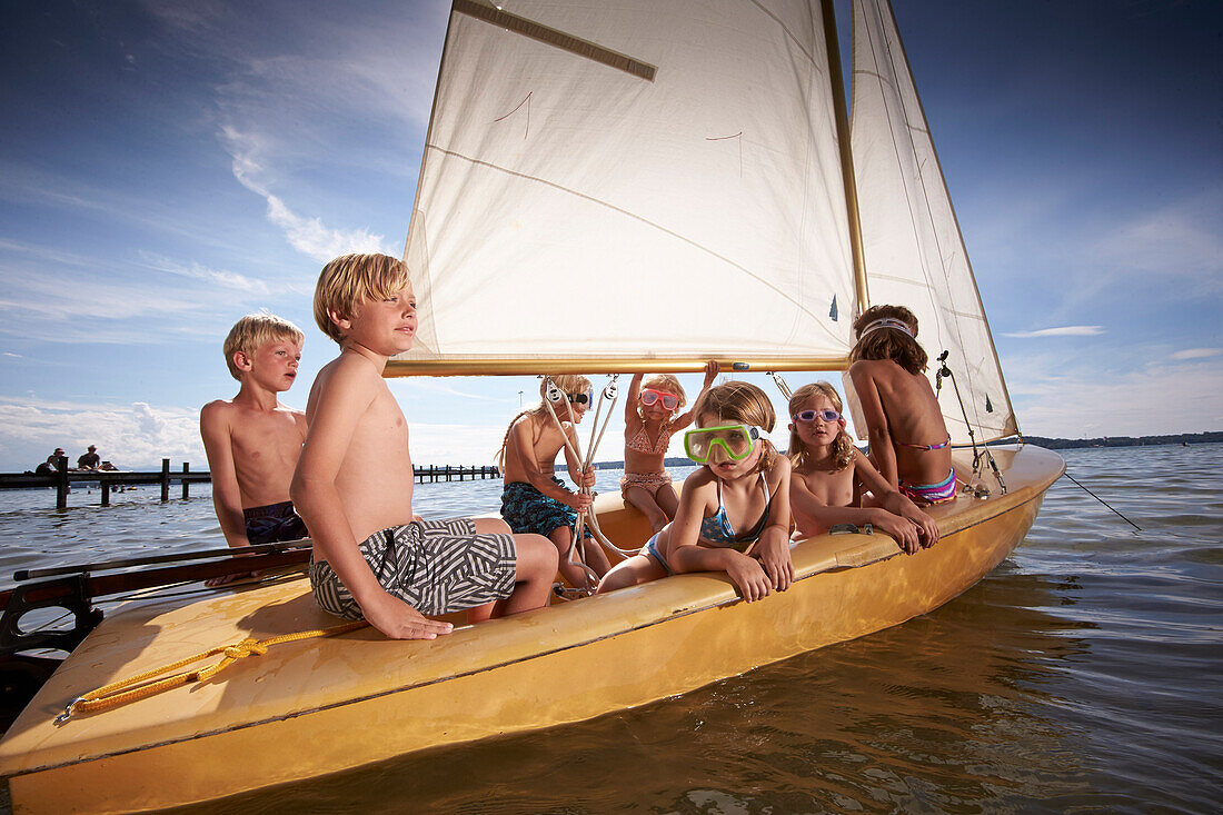 Kinder in einem Segelboot auf dem Starnberger See, Oberbayern, Bayern, Deutschland