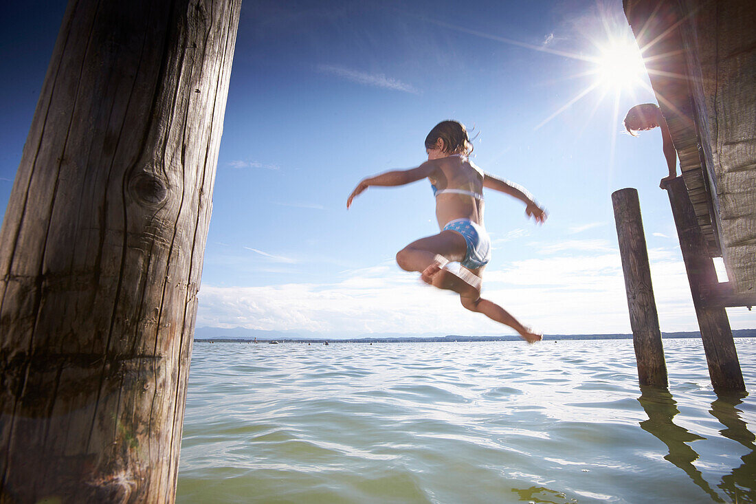 Mädchen springt ins Wasser, Starnberger See, Oberbayern, Bayern, Deutschland