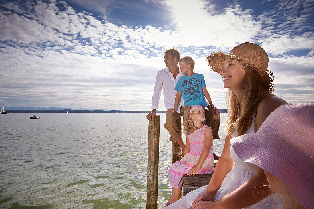 Familie auf einem Steg am Starnberger See, Oberbayern, Bayern, Deutschland