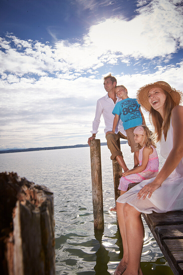 Familie auf einem Steg am Starnberger See, Oberbayern, Bayern, Deutschland