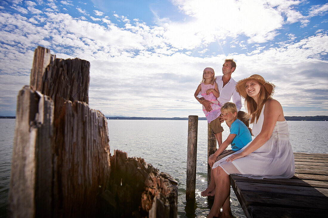 Familie auf einem Steg am Starnberger See, Oberbayern, Bayern, Deutschland